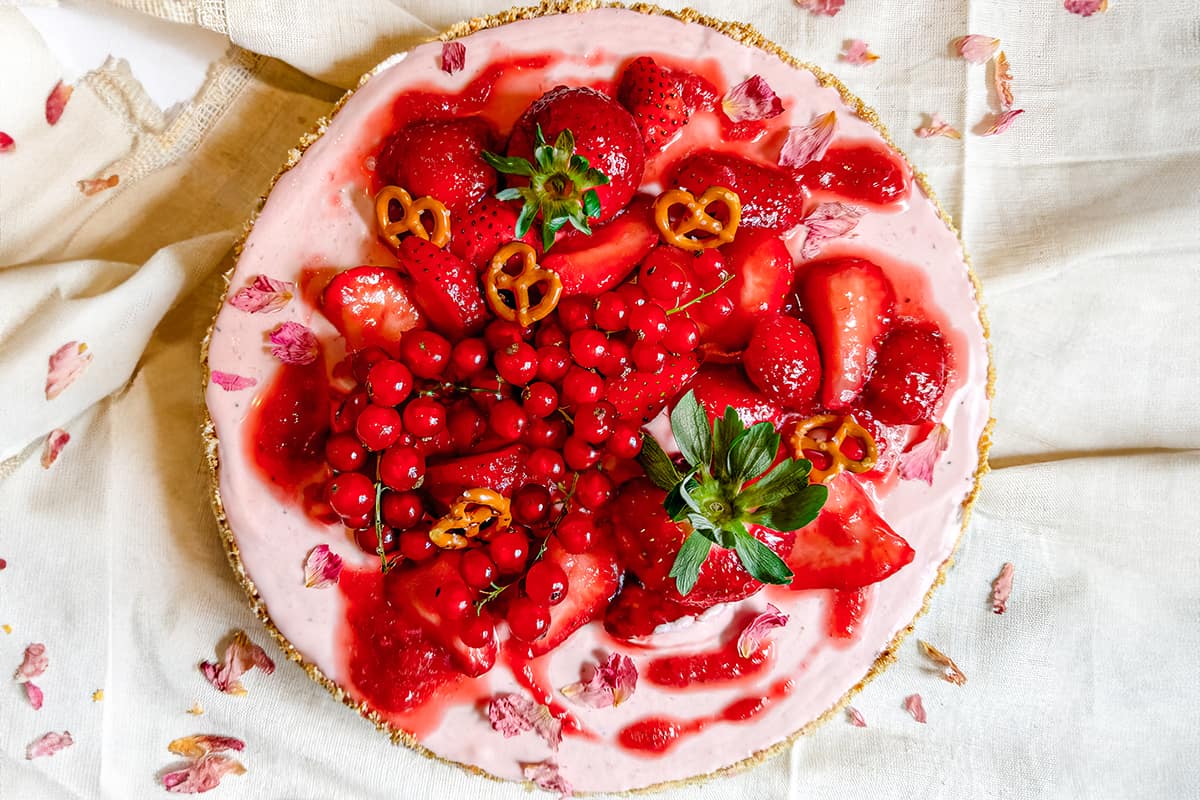 A Strawberry Pretzel Pie with fresh fruits.