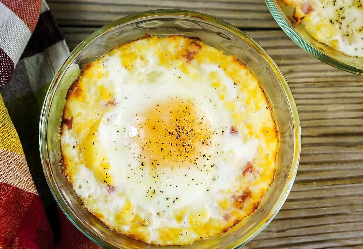 An egg baked on the center of a bowl of mashed potatoes.
