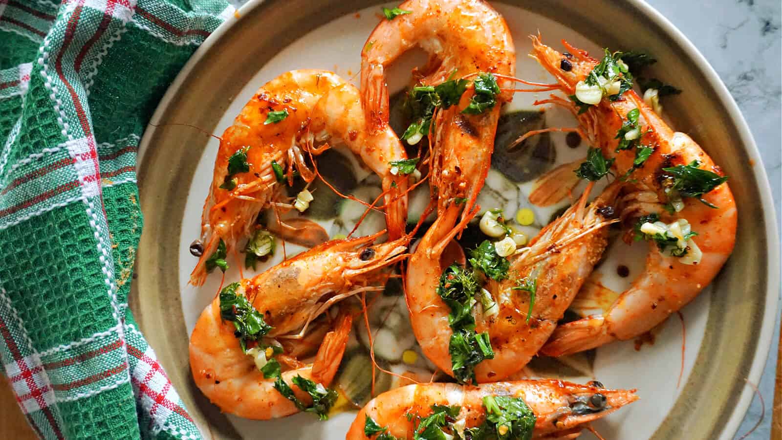 6 grilled shrimp on a plate.