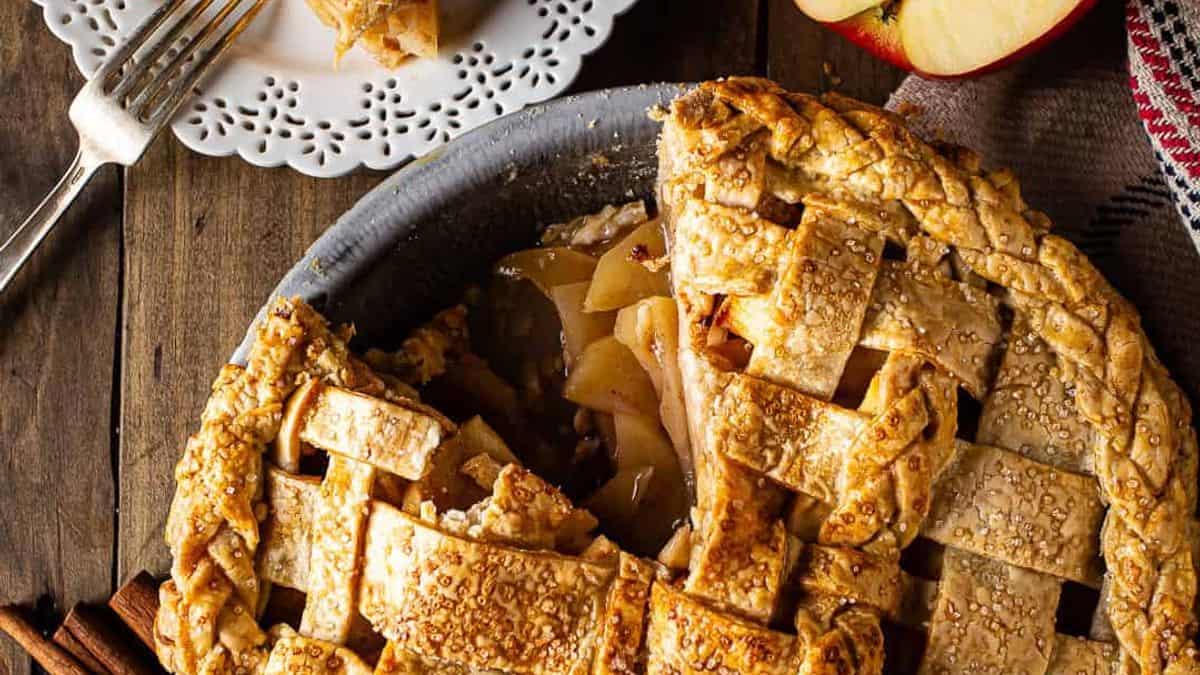 apple pie and slice on a plate.
